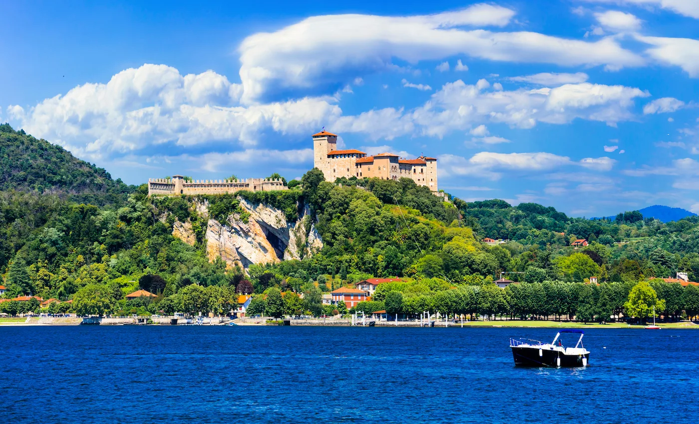 Rocca d'Angera vista dal lago