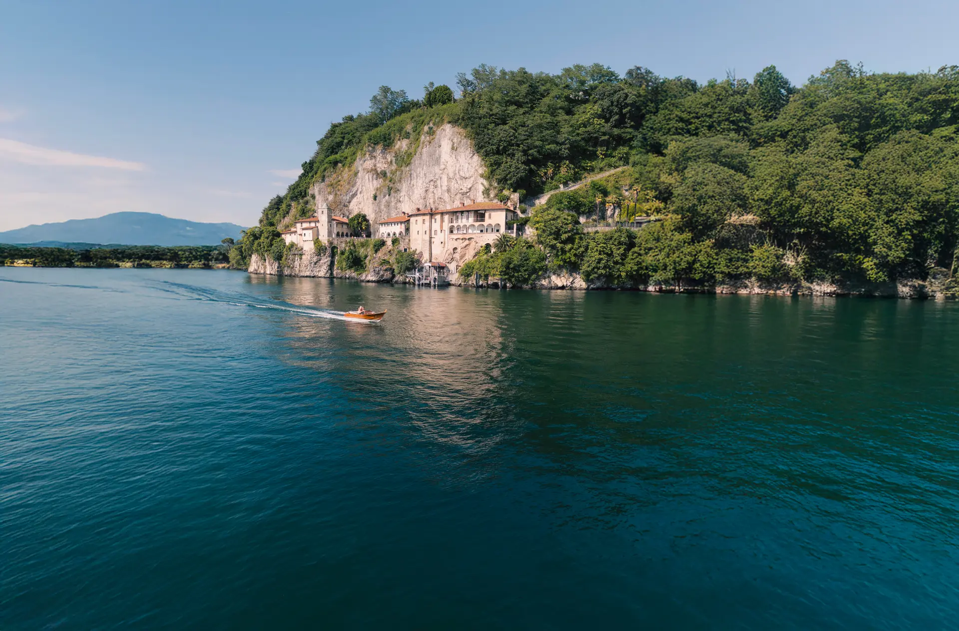 Santa Caterina del Sasso vista dal lago